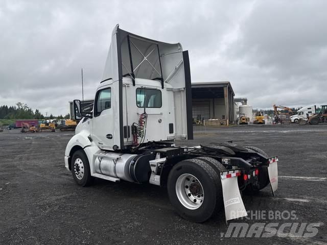 Kenworth T680 Conventional Trucks / Tractor Trucks