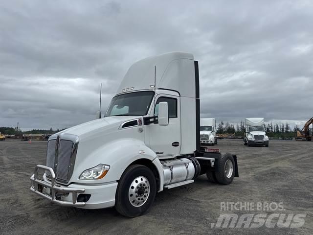 Kenworth T680 Conventional Trucks / Tractor Trucks
