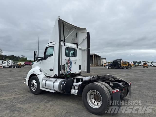 Kenworth T680 Conventional Trucks / Tractor Trucks