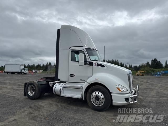 Kenworth T680 Conventional Trucks / Tractor Trucks