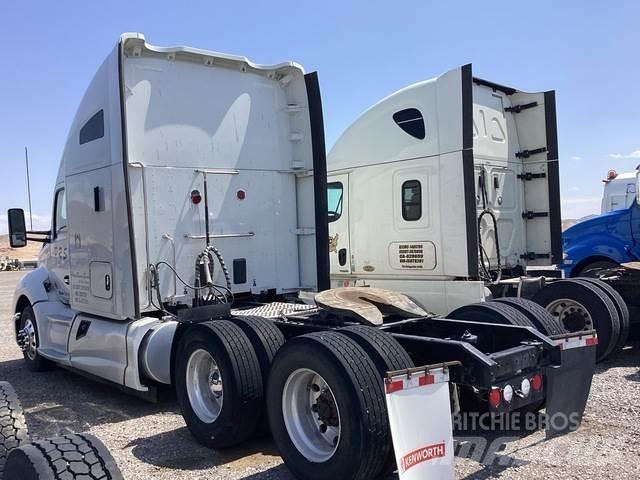 Kenworth T680 Conventional Trucks / Tractor Trucks