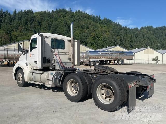 Kenworth T680 Conventional Trucks / Tractor Trucks