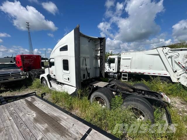 Kenworth T680 Conventional Trucks / Tractor Trucks
