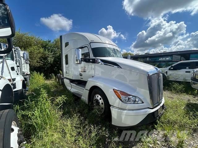 Kenworth T680 Conventional Trucks / Tractor Trucks