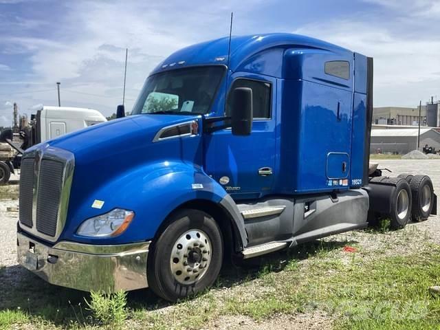 Kenworth T680 Conventional Trucks / Tractor Trucks