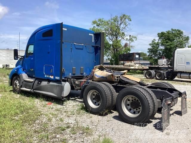 Kenworth T680 Conventional Trucks / Tractor Trucks