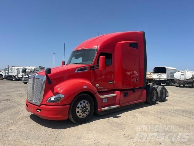 Kenworth T680 Conventional Trucks / Tractor Trucks