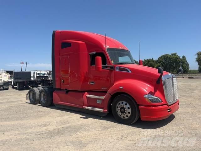 Kenworth T680 Conventional Trucks / Tractor Trucks