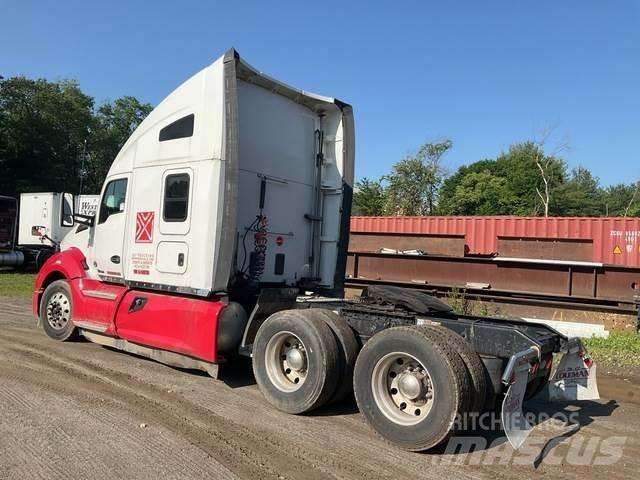 Kenworth T680 Conventional Trucks / Tractor Trucks
