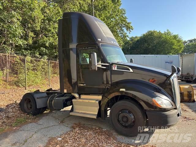 Kenworth T680 Conventional Trucks / Tractor Trucks