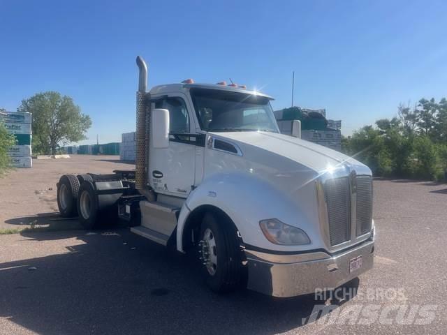 Kenworth T680 Conventional Trucks / Tractor Trucks
