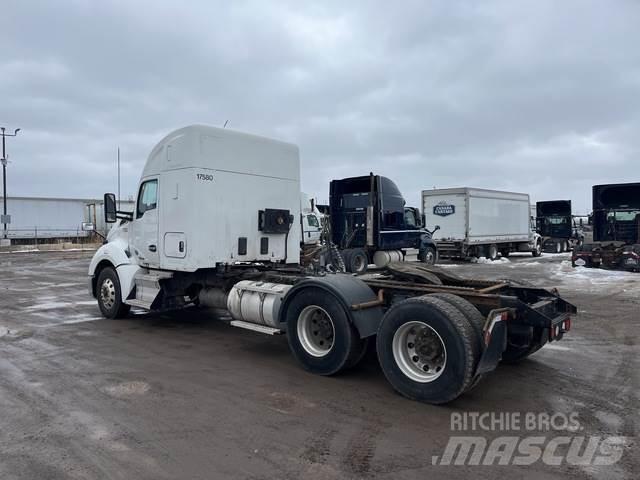 Kenworth T680 Conventional Trucks / Tractor Trucks