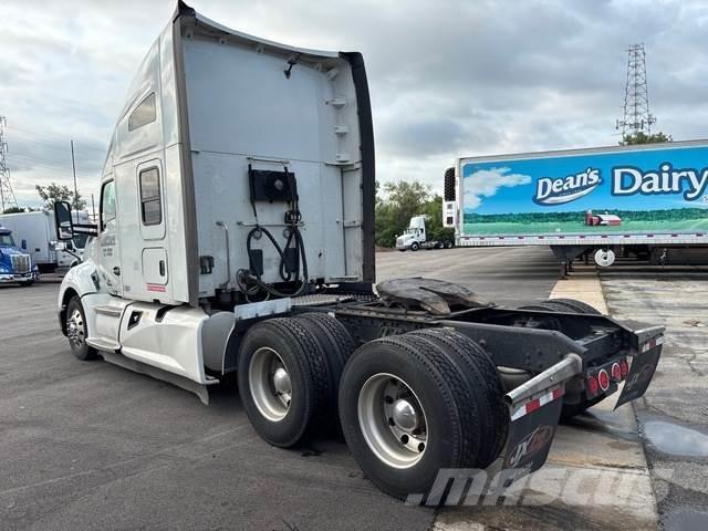 Kenworth T680 Conventional Trucks / Tractor Trucks