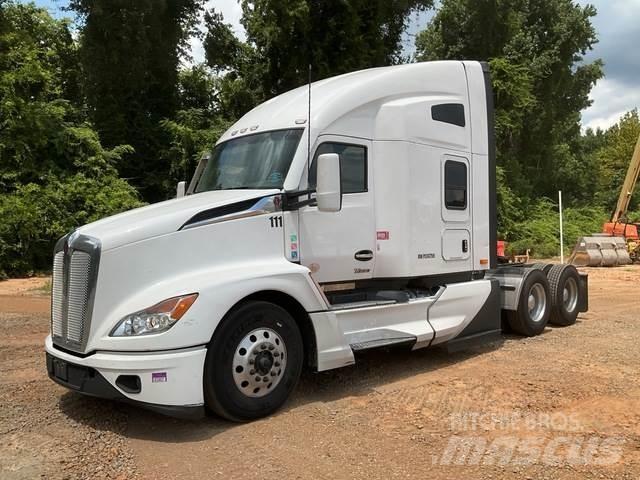 Kenworth T680 Conventional Trucks / Tractor Trucks