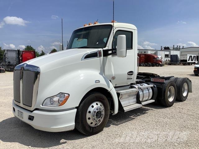 Kenworth T680 Conventional Trucks / Tractor Trucks