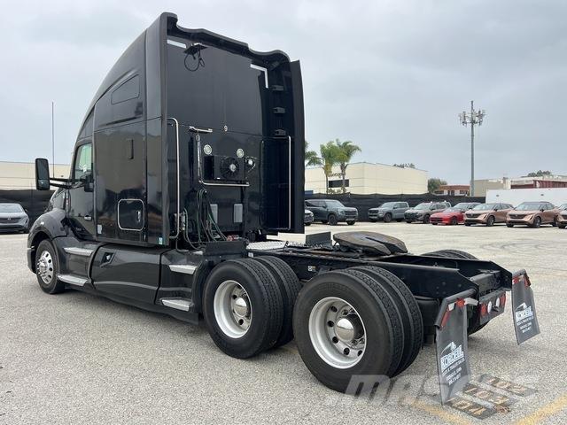 Kenworth T680 Conventional Trucks / Tractor Trucks