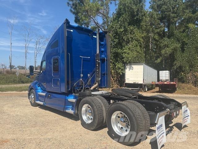 Kenworth T680 Conventional Trucks / Tractor Trucks