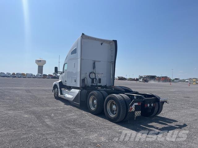 Kenworth T680 Conventional Trucks / Tractor Trucks