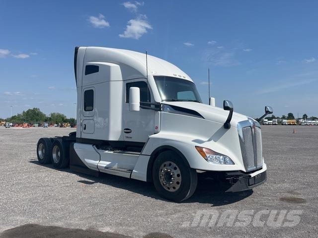 Kenworth T680 Conventional Trucks / Tractor Trucks