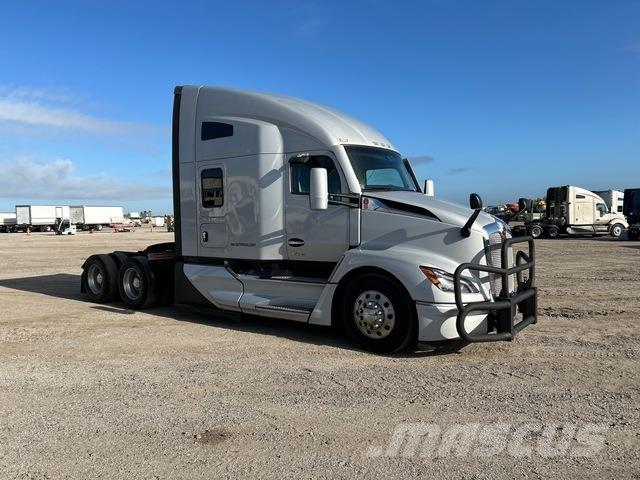 Kenworth T680 Conventional Trucks / Tractor Trucks