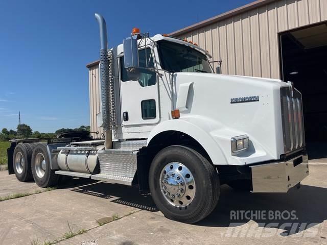 Kenworth T800 Conventional Trucks / Tractor Trucks