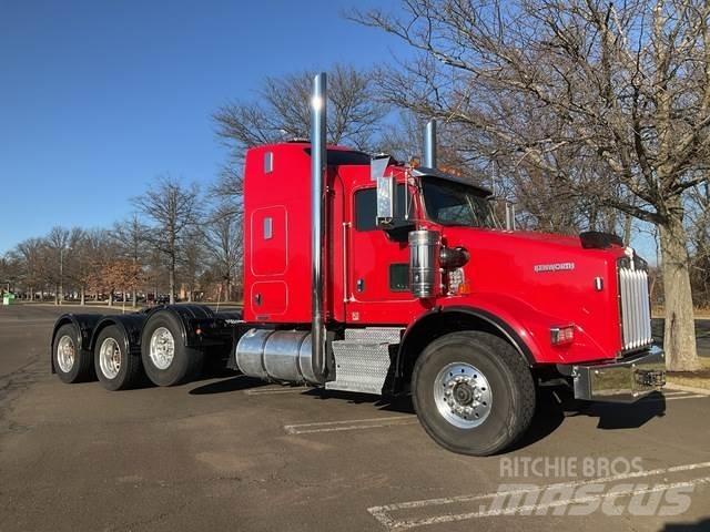 Kenworth T800 Conventional Trucks / Tractor Trucks