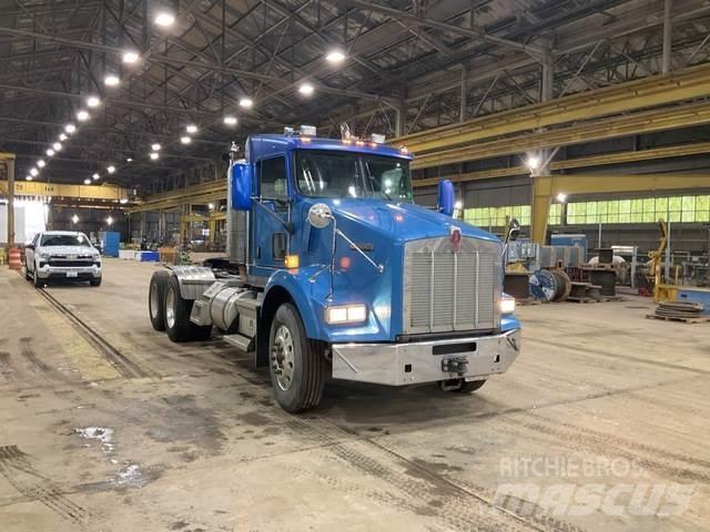 Kenworth T800 Conventional Trucks / Tractor Trucks
