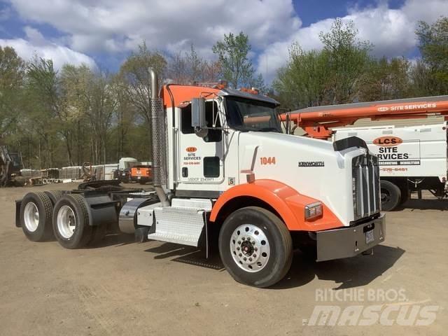 Kenworth T800 Conventional Trucks / Tractor Trucks
