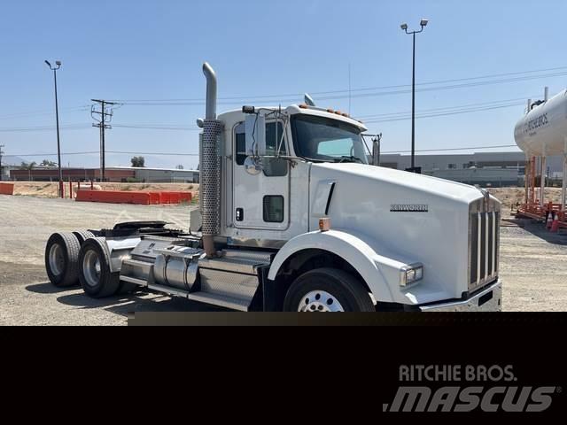 Kenworth T800 Conventional Trucks / Tractor Trucks