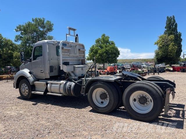 Kenworth T800 Conventional Trucks / Tractor Trucks