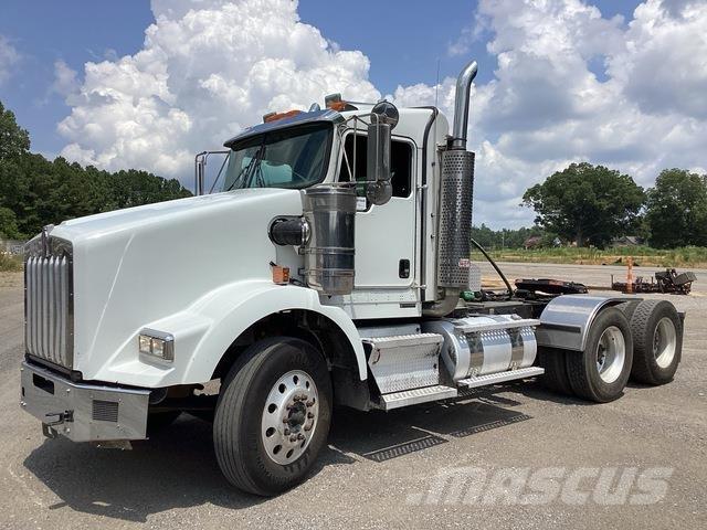 Kenworth T800 Conventional Trucks / Tractor Trucks