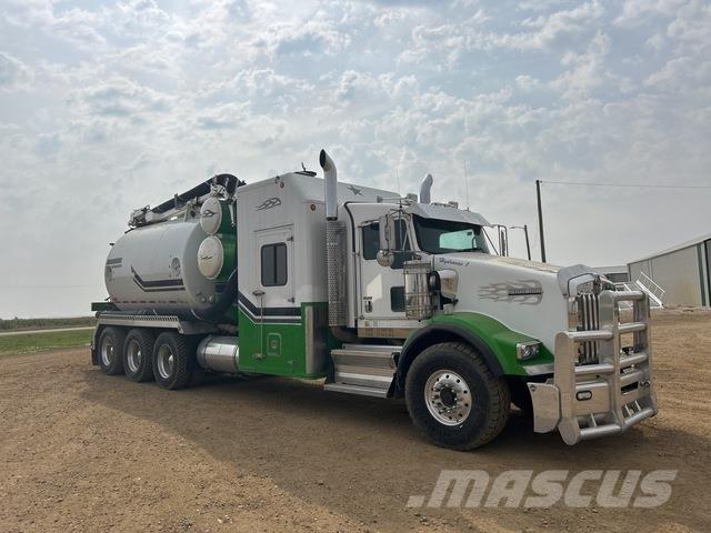 Kenworth T800 Crawler Excavators