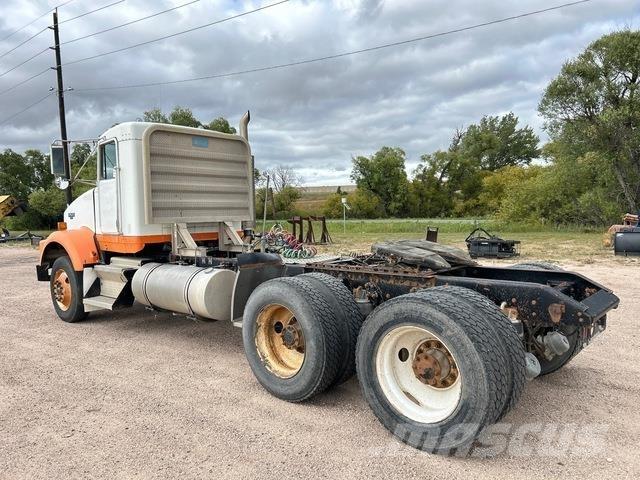 Kenworth T800B Conventional Trucks / Tractor Trucks