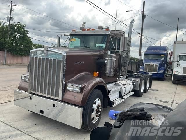 Kenworth W900 Conventional Trucks / Tractor Trucks
