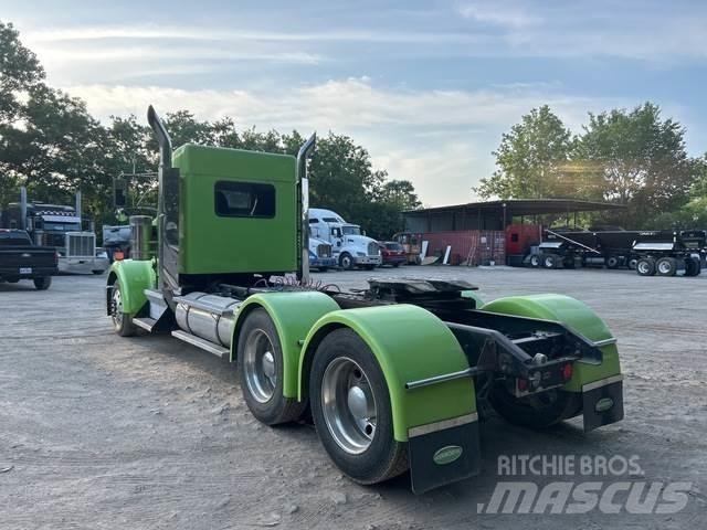 Kenworth W900 Conventional Trucks / Tractor Trucks