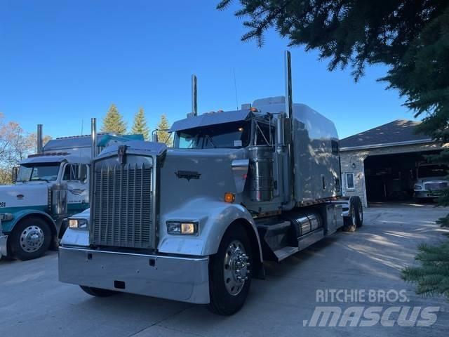 Kenworth W900L Conventional Trucks / Tractor Trucks