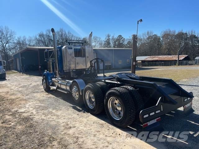 Kenworth W900L Conventional Trucks / Tractor Trucks