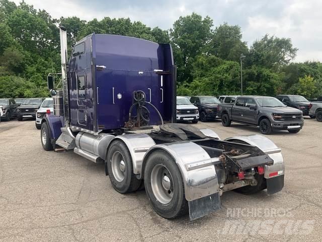 Kenworth W900L Conventional Trucks / Tractor Trucks