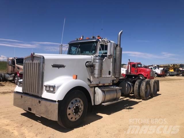 Kenworth W900L Conventional Trucks / Tractor Trucks