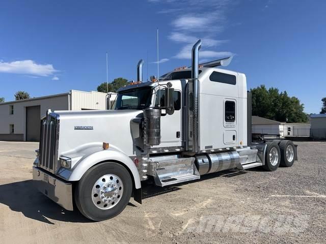 Kenworth W900L Conventional Trucks / Tractor Trucks