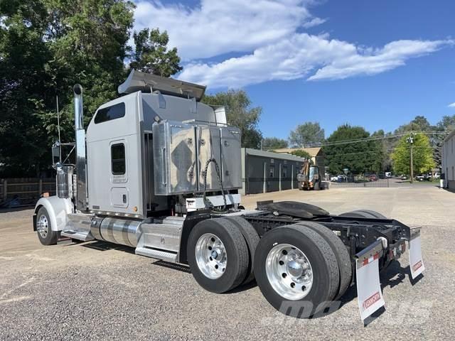 Kenworth W900L Conventional Trucks / Tractor Trucks