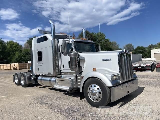 Kenworth W900L Conventional Trucks / Tractor Trucks