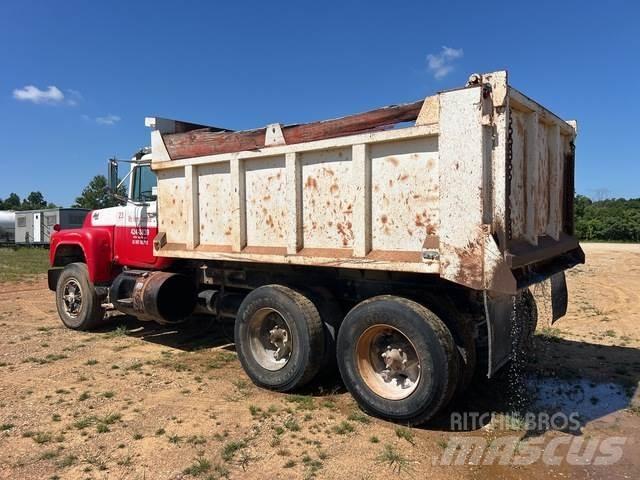 Mack  Dump Trucks