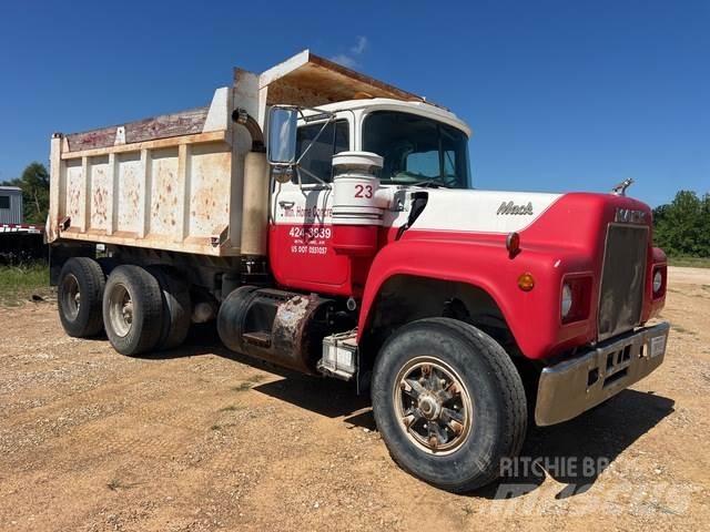 Mack  Dump Trucks