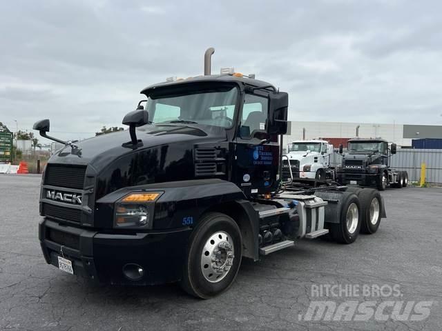 Mack AN64T Conventional Trucks / Tractor Trucks