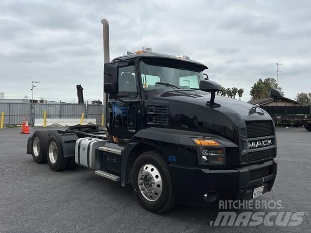 Mack AN64T Conventional Trucks / Tractor Trucks