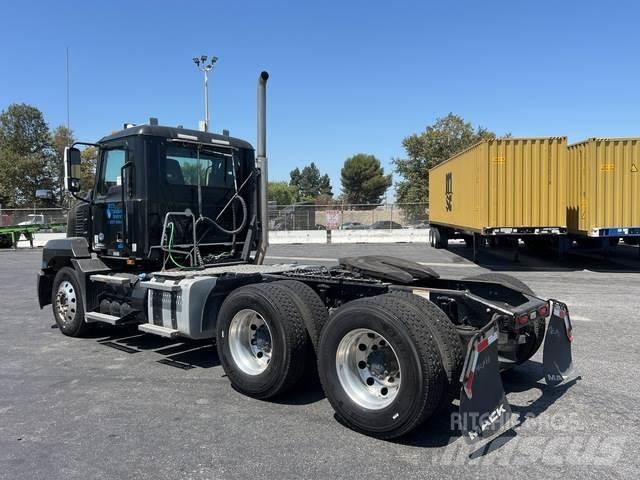 Mack AN64T Conventional Trucks / Tractor Trucks
