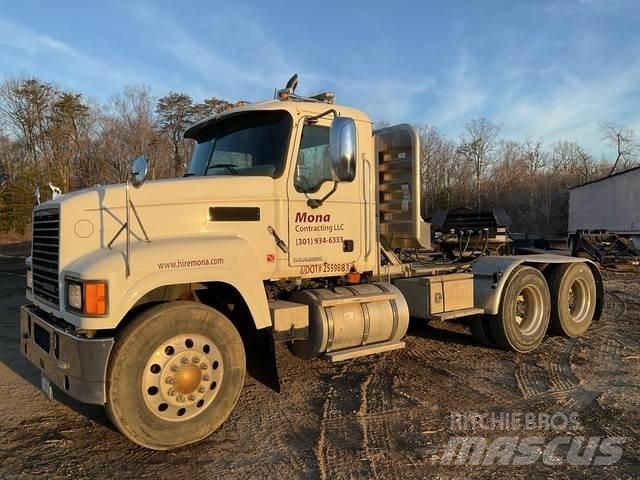 Mack CHU613 Conventional Trucks / Tractor Trucks