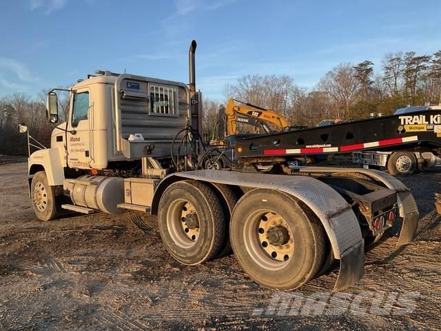 Mack CHU613 Conventional Trucks / Tractor Trucks