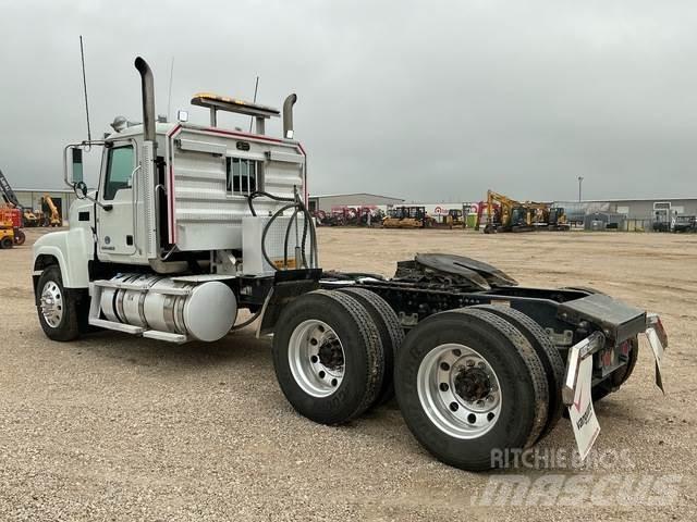 Mack CHU613 Conventional Trucks / Tractor Trucks